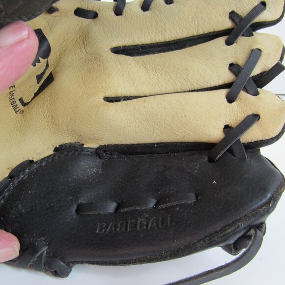 Wilson Youth Black RHT Adjustable Cuff Five Finger Baseball Glove 11" A2451 - Picture 7 of 8
